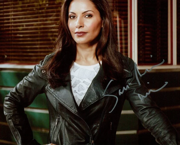 Salli Richardson-Whitfield autograph