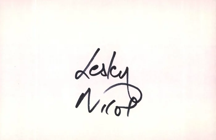 Lesley Nicol autograph
