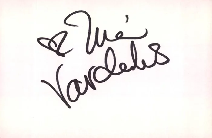 Nia Vardalos autograph
