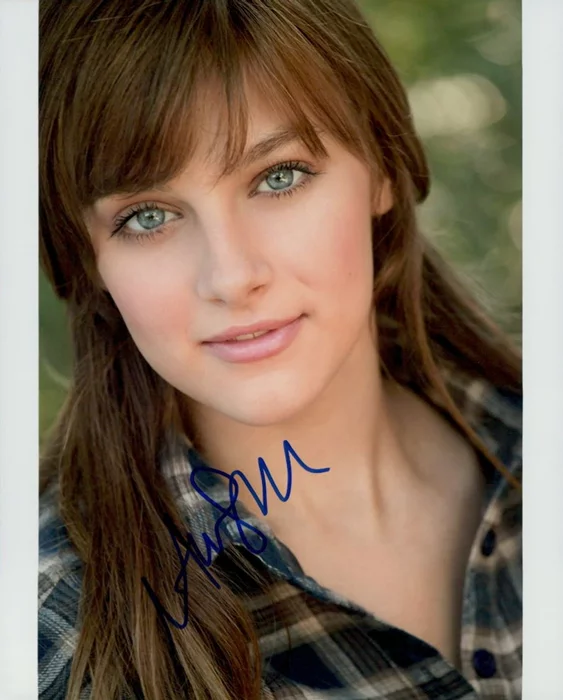 Aubrey Peeples autograph