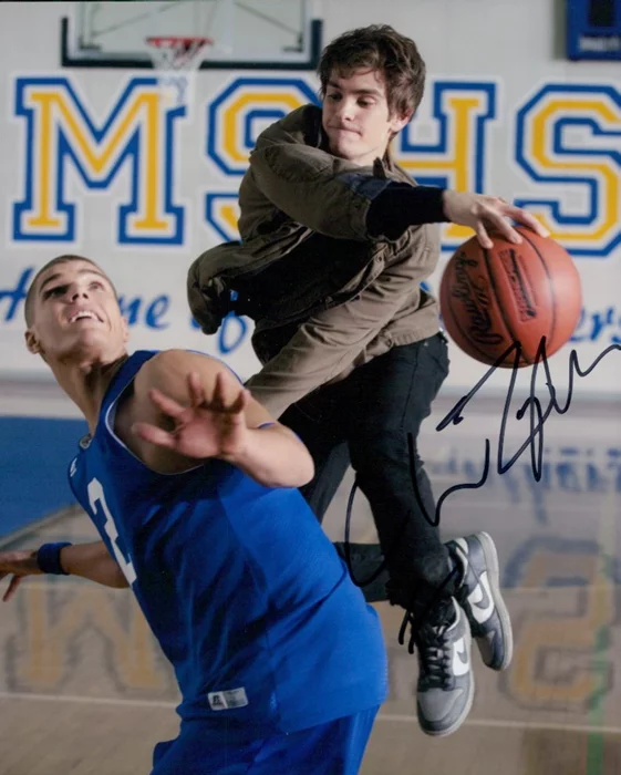 Chris Zylka autograph