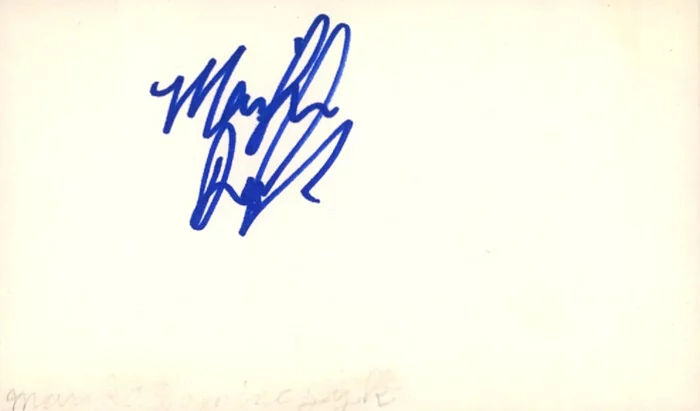 Marika Dominczyk autograph