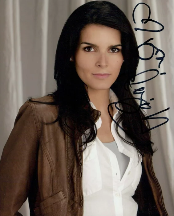 Angie Harmon autograph