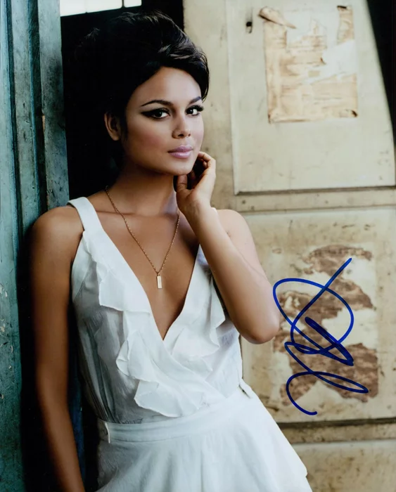 Nathalie Kelley autograph