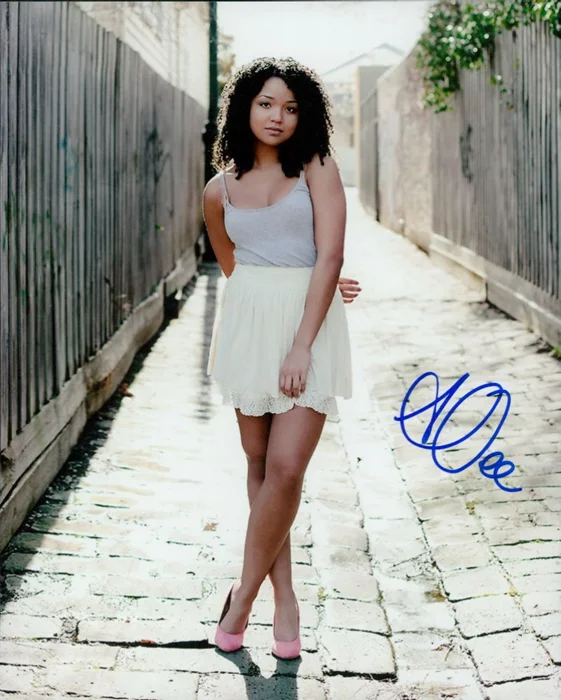 Aisha Dee autograph