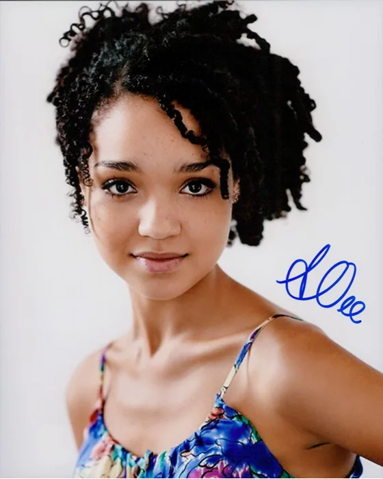 Aisha Dee autograph