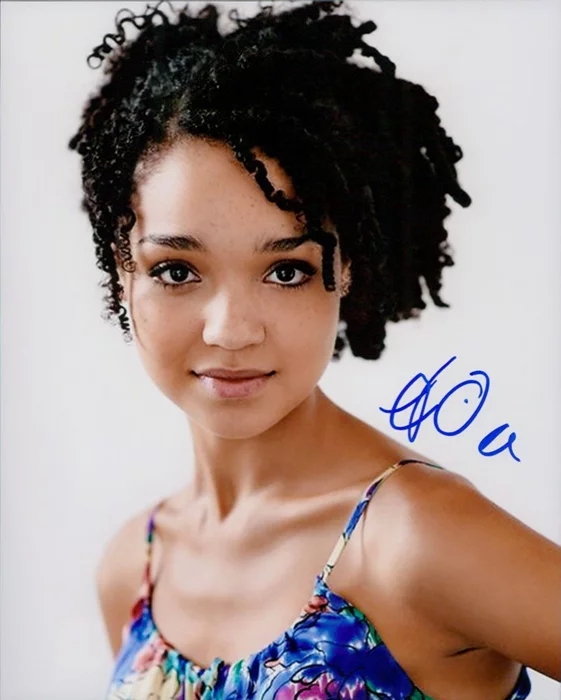 Aisha Dee autograph