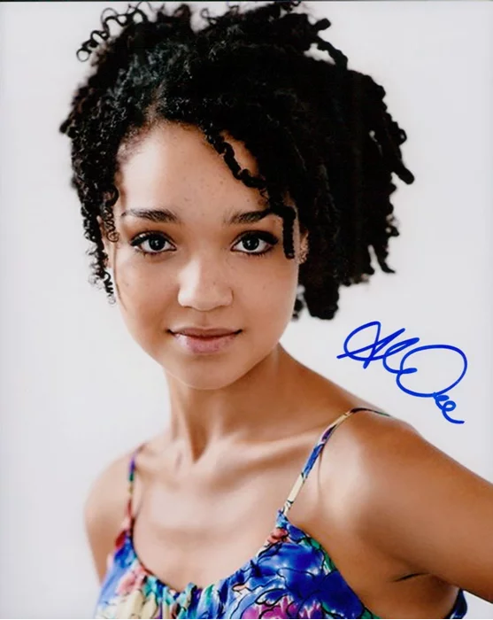 Aisha Dee autograph