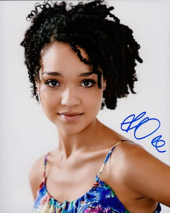 Aisha Dee autograph