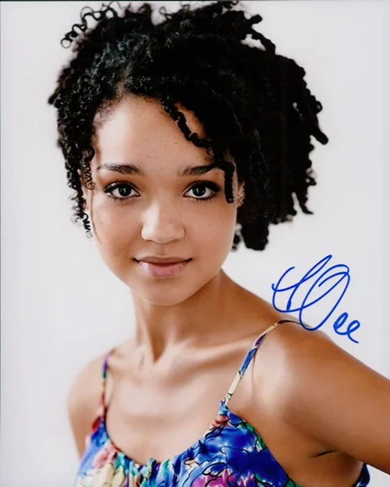 Aisha Dee autograph