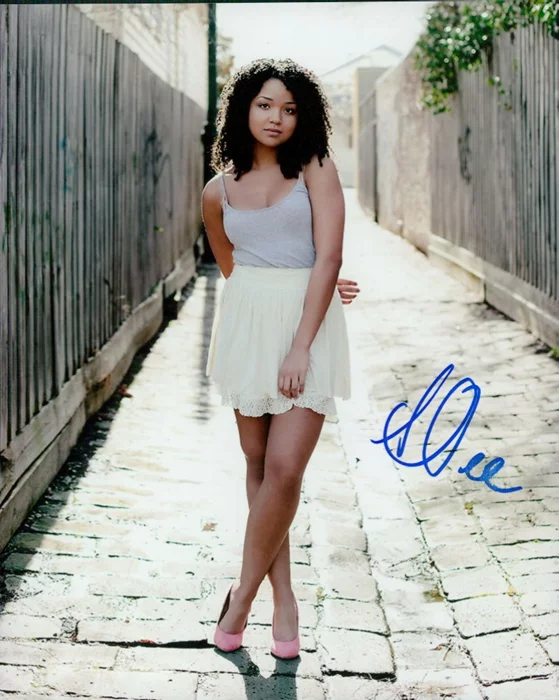 Aisha Dee autograph