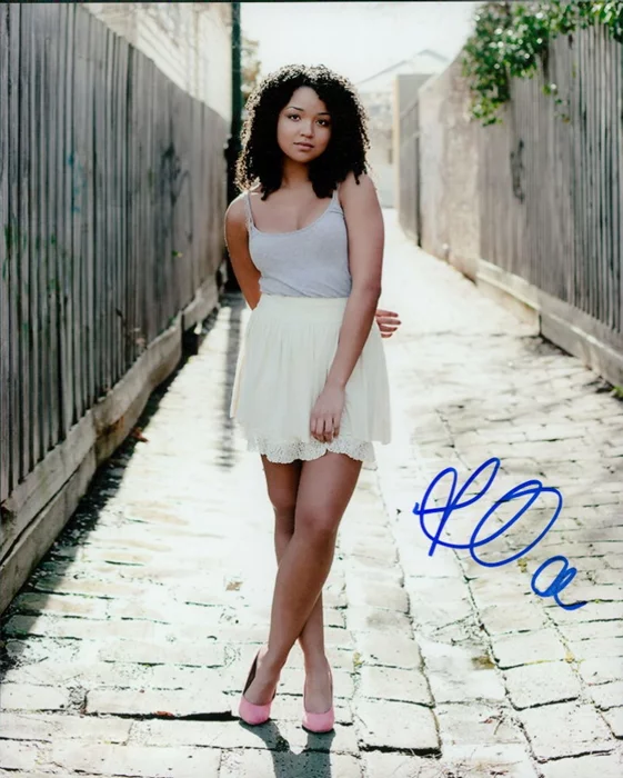 Aisha Dee autograph