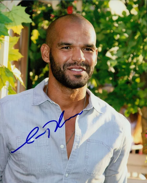 Amaury Nolasco autograph