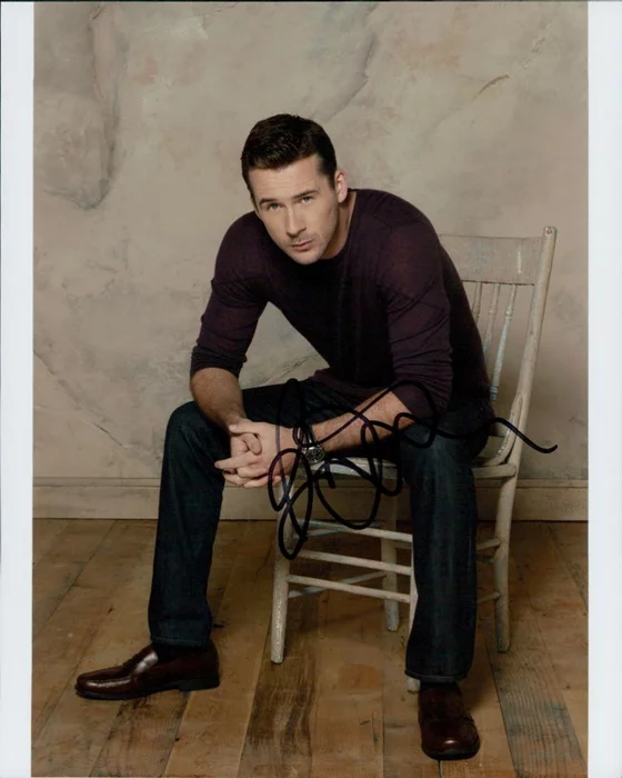 Barry Sloane autograph
