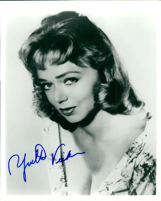 Yvette Vickers autograph