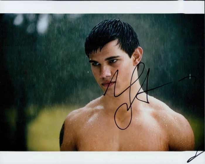 Taylor Lautner autograph