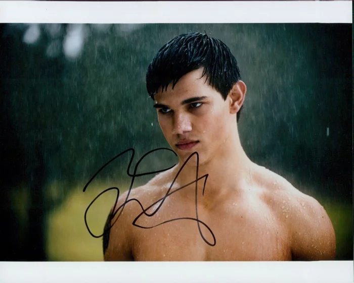 Taylor Lautner autograph