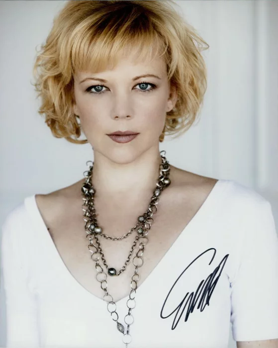 Emily Bergl autograph