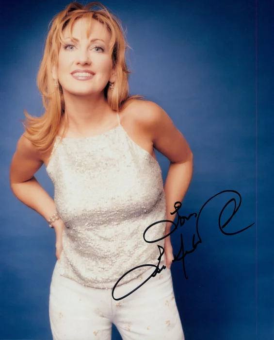 LeeAnn Womack autograph