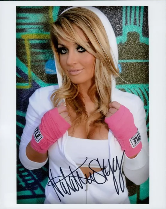 Natalie Skyy autograph