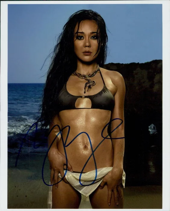 Yunjin Kim autograph