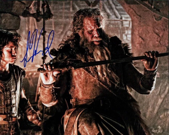 Leo Howard autograph