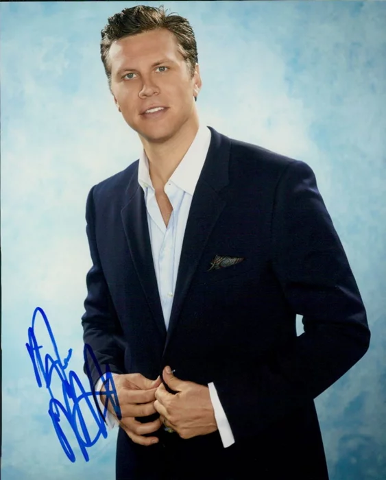 Hayes MacArthur autograph
