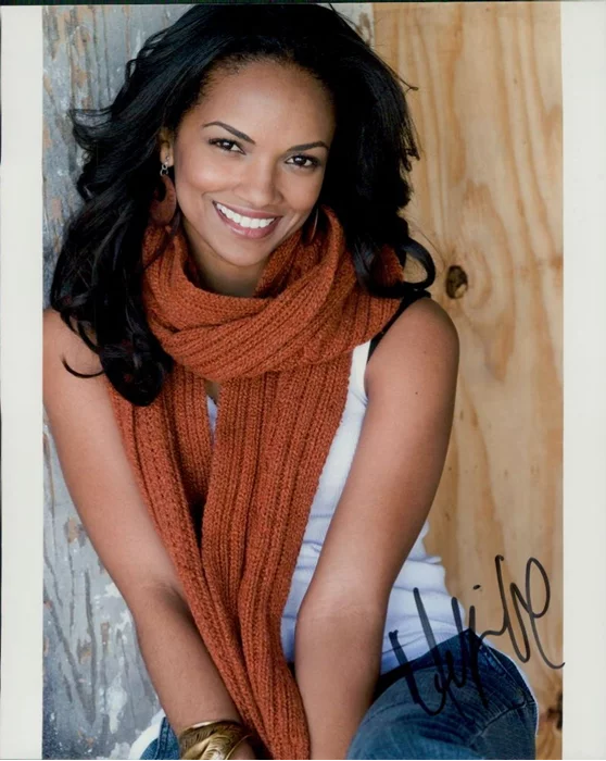 Mekia Cox autograph