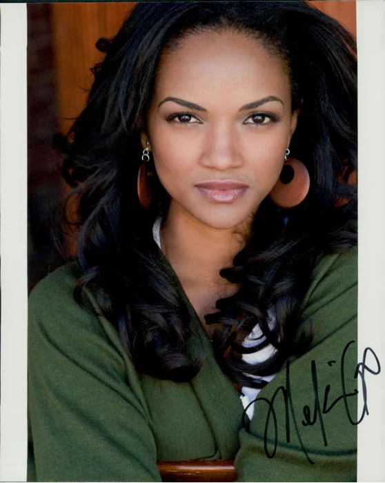 Mekia Cox autograph