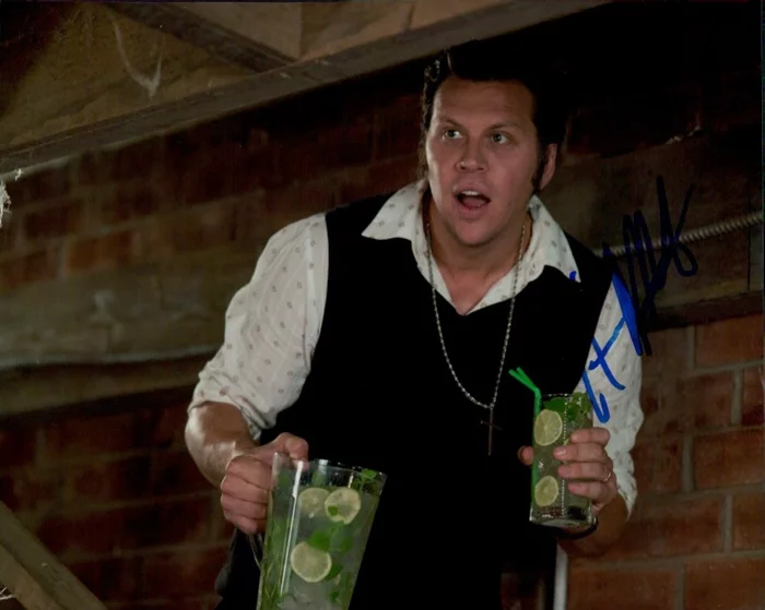 Hayes MacArthur autograph