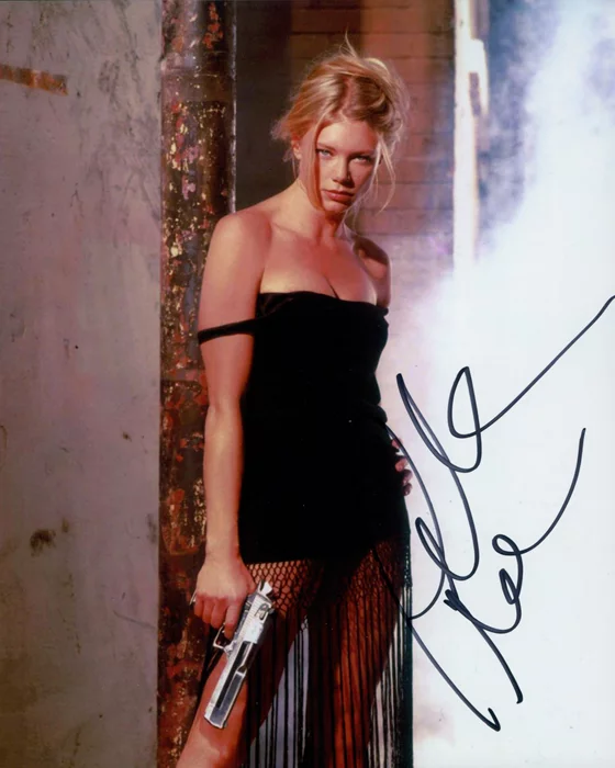 Peta Wilson autograph