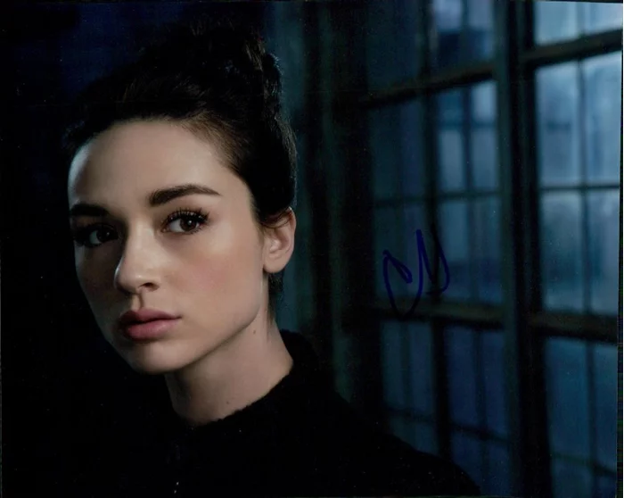 Crystal Reed autograph