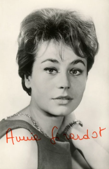 Annie Girardot autograph