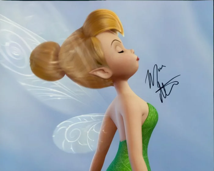 Mae Whitman autograph