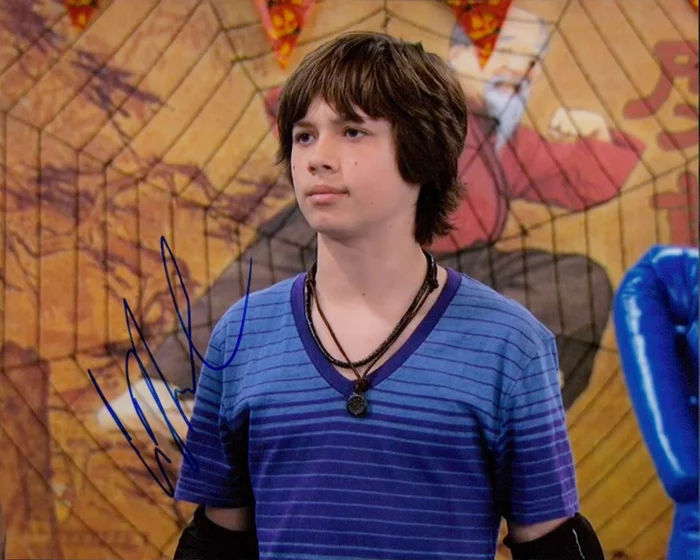 Leo Howard autograph