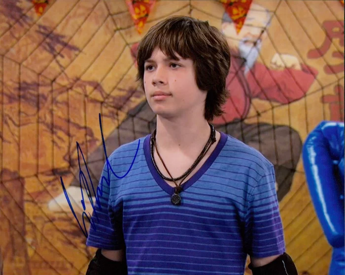 Leo Howard autograph