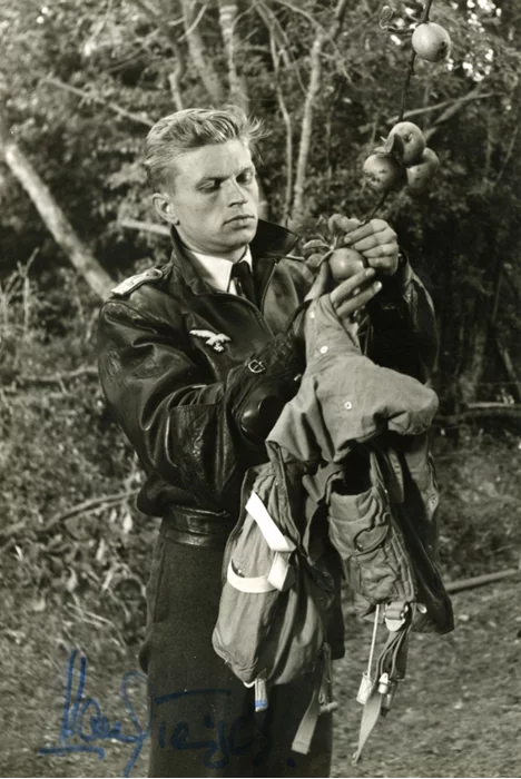 Hardy Kruger autograph