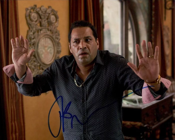 Vincent Laresca autograph