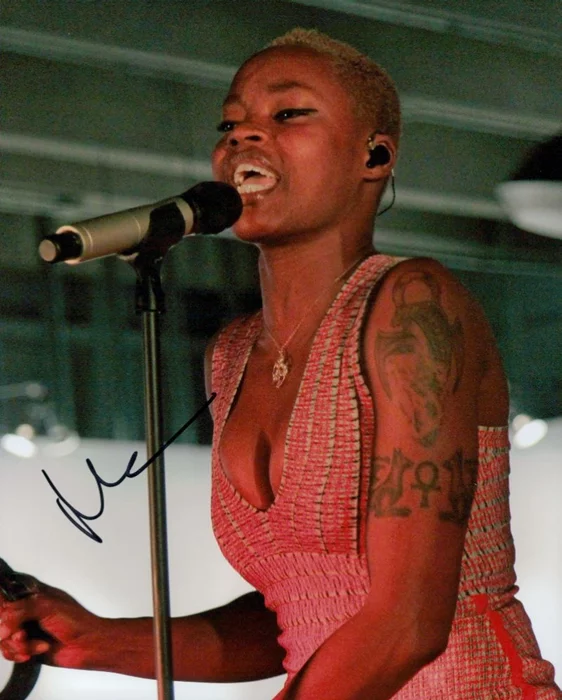 Noelle Scaggs autograph