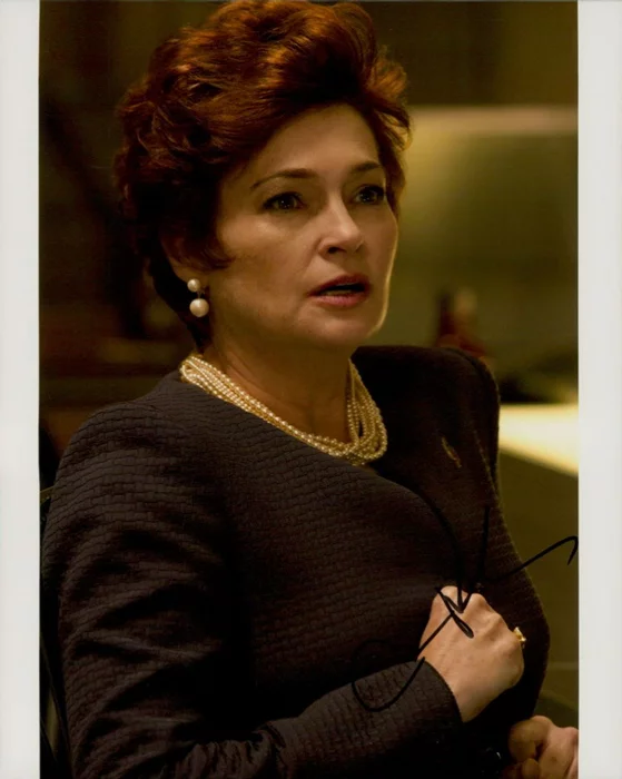 Carolyn Hennesy autograph