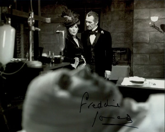 Freddie Jones autograph