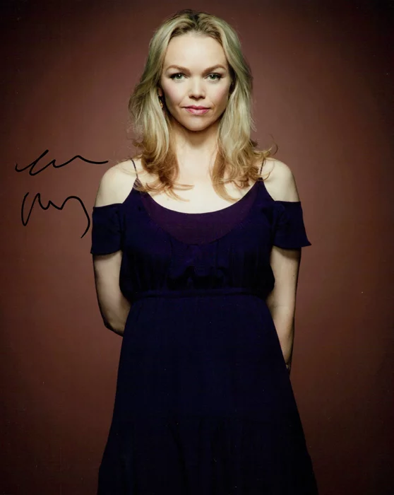 Lauren Bowles autograph