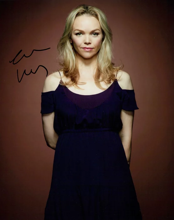Lauren Bowles autograph