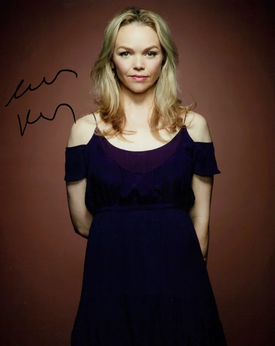 Lauren Bowles autograph