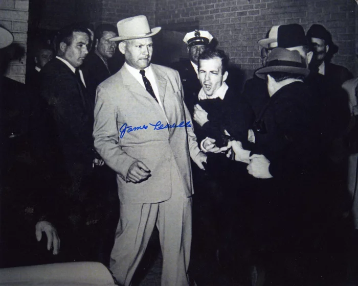 James Leavelle autograph