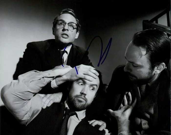 Rob McElhenney autograph