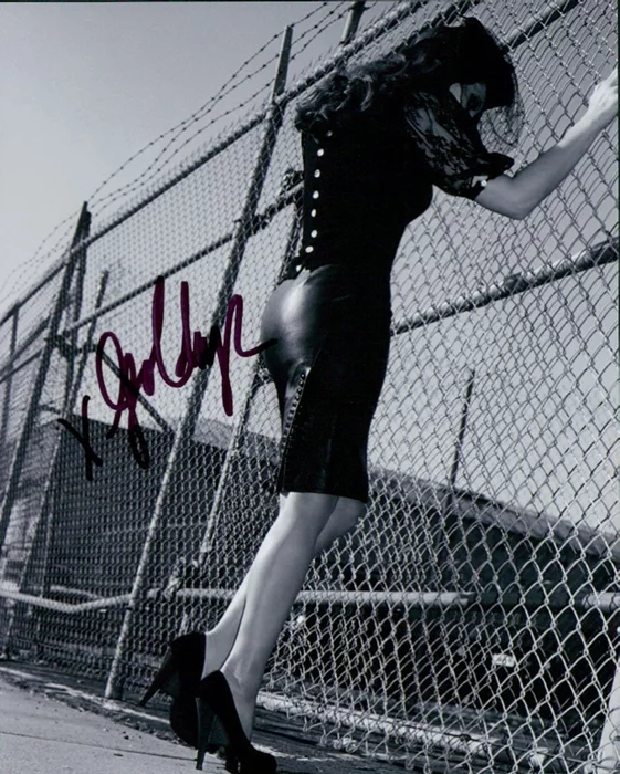 Liz Goldwyn autograph