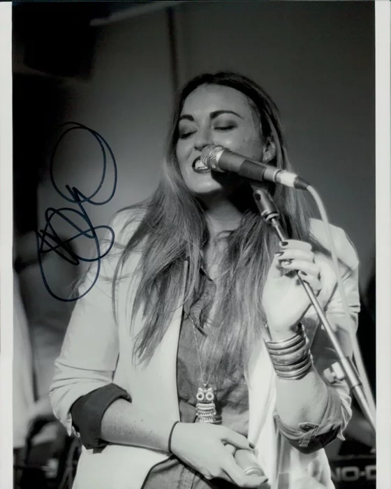 Roisin O autograph