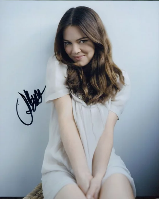 Jacinda Barrett autograph