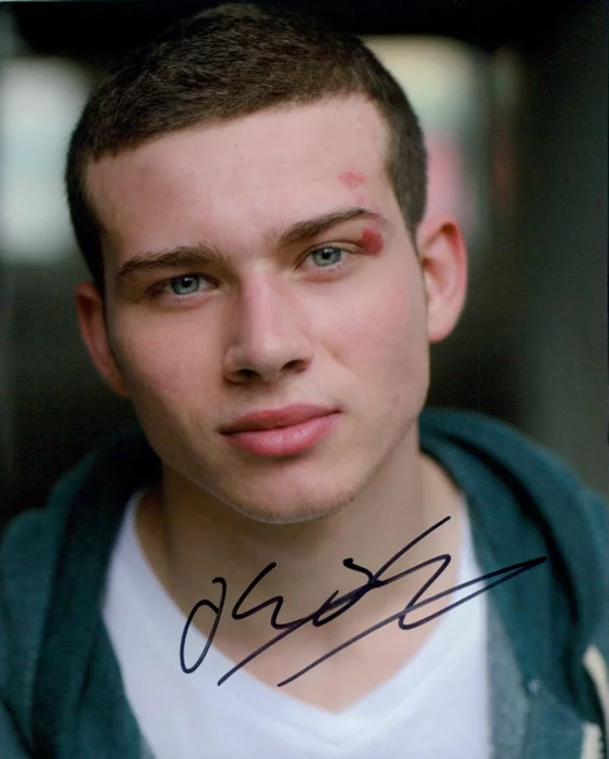 Oliver Stark autograph